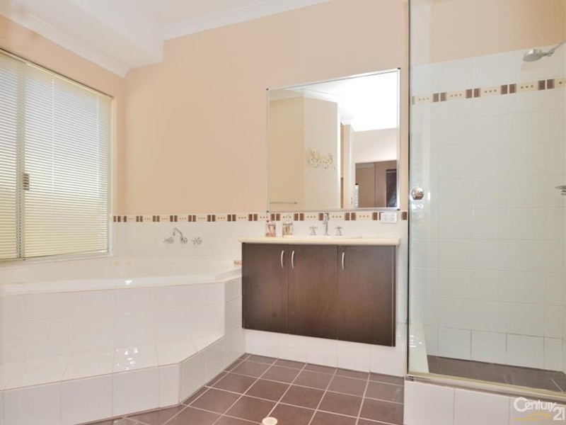 18 Ravendale Drive, Dudley Park WA 6210