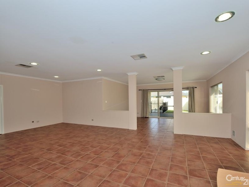 18 Ravendale Drive, Dudley Park WA 6210