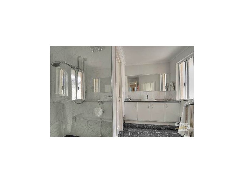 1 Brouwer Trail, Dudley Park WA 6210