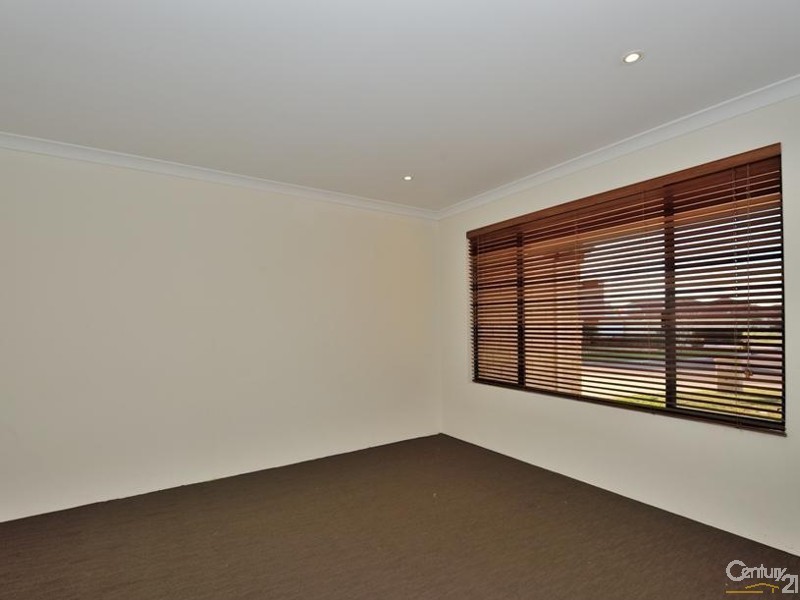 5 Mawson Grange, Lakelands WA 6180