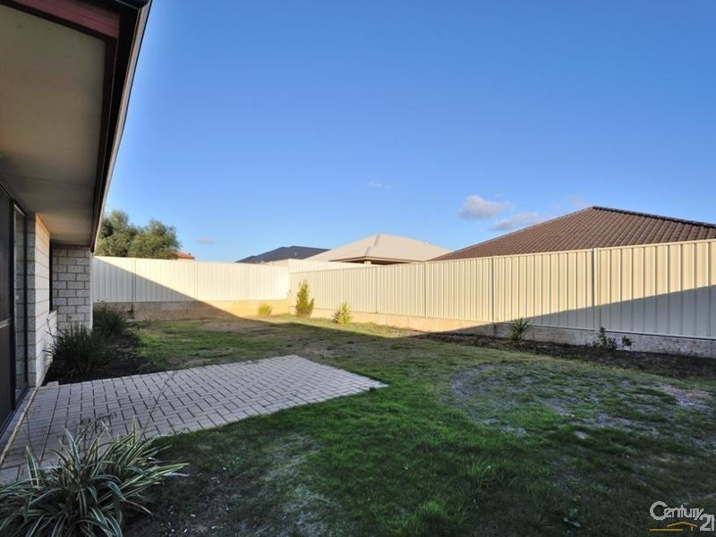 5 Mawson Grange, Lakelands WA 6180