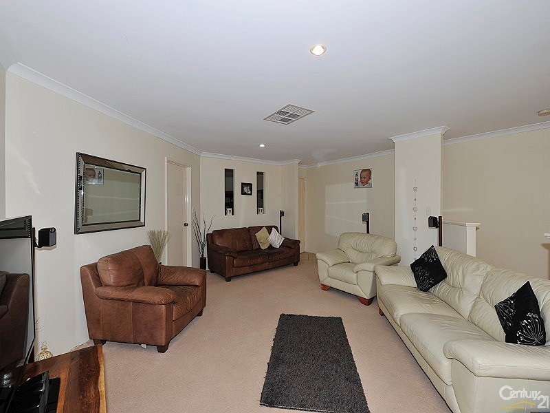 2 Poinsettia Green, Halls Head WA 6210