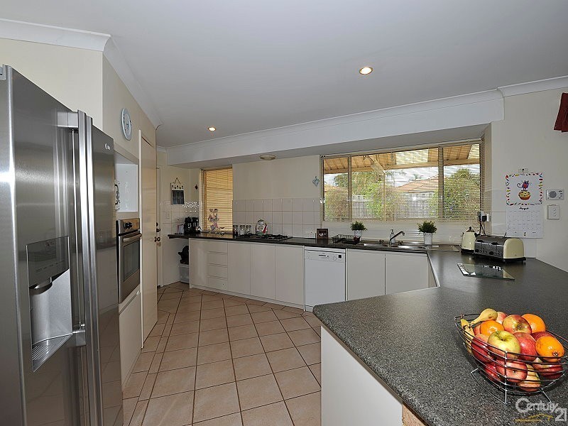 2 Poinsettia Green, Halls Head WA 6210