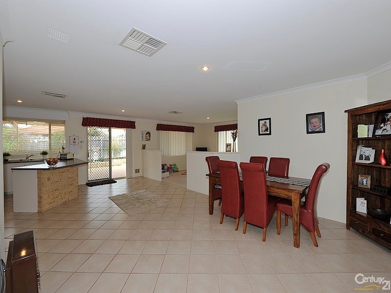 2 Poinsettia Green, Halls Head WA 6210