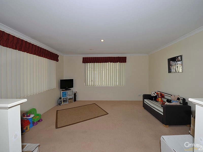 2 Poinsettia Green, Halls Head WA 6210