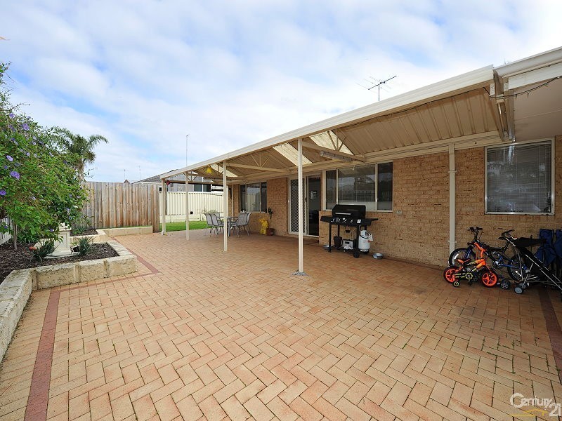 2 Poinsettia Green, Halls Head WA 6210
