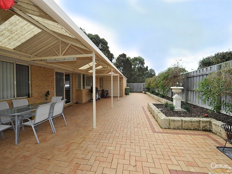 2 Poinsettia Green, Halls Head WA 6210