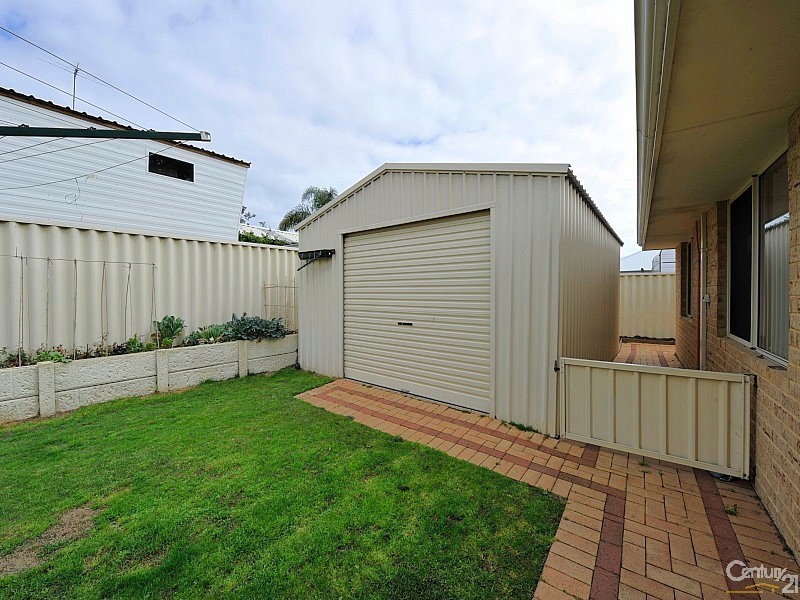 2 Poinsettia Green, Halls Head WA 6210