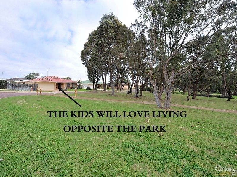 2 Poinsettia Green, Halls Head WA 6210