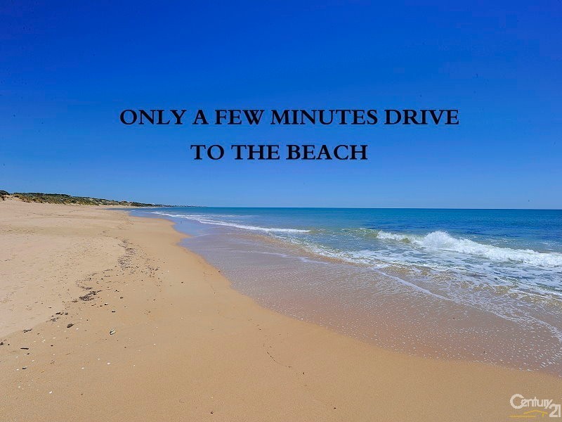 2 Poinsettia Green, Halls Head WA 6210