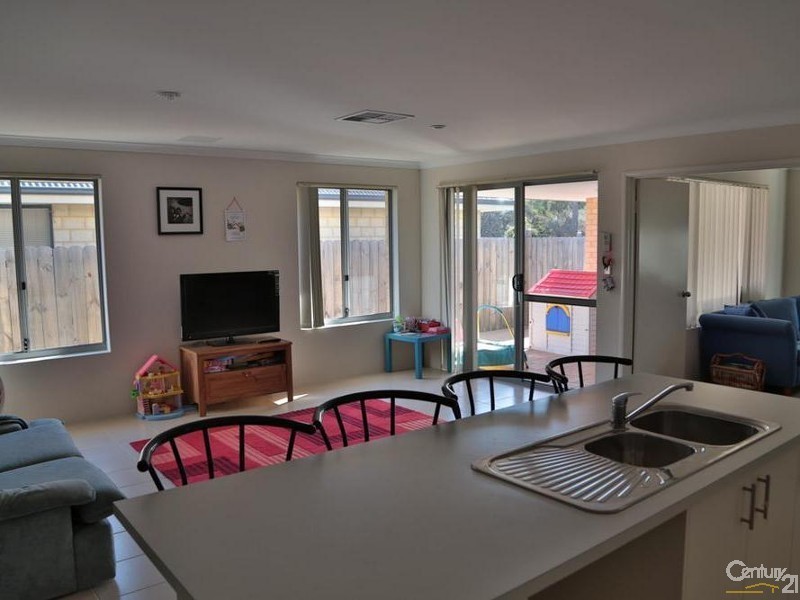 18 Anhinga Trail, Dudley Park WA 6210