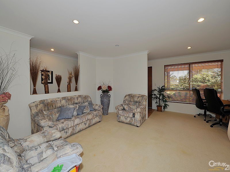 12 Muntries Place, Halls Head WA 6210