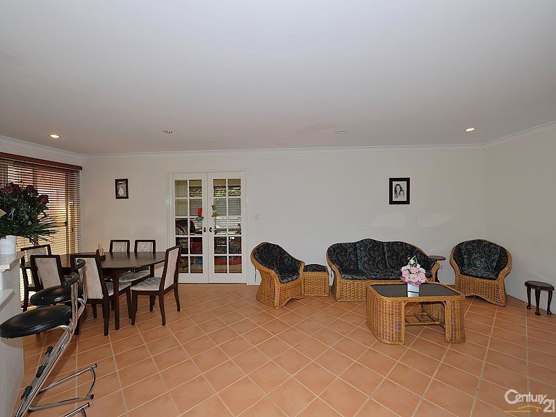12 Muntries Place, Halls Head WA 6210