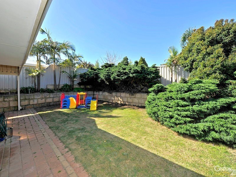 12 Muntries Place, Halls Head WA 6210