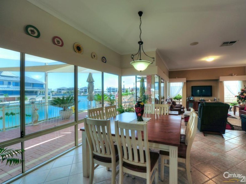 64 Aztec Island Retreat, Halls Head WA 6210