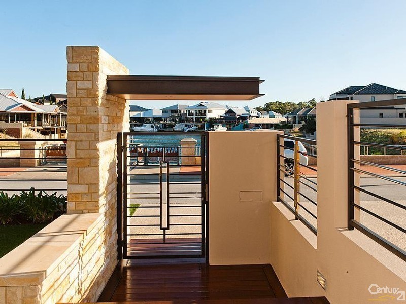 18 Brindabella Crescent, Halls Head WA 6210