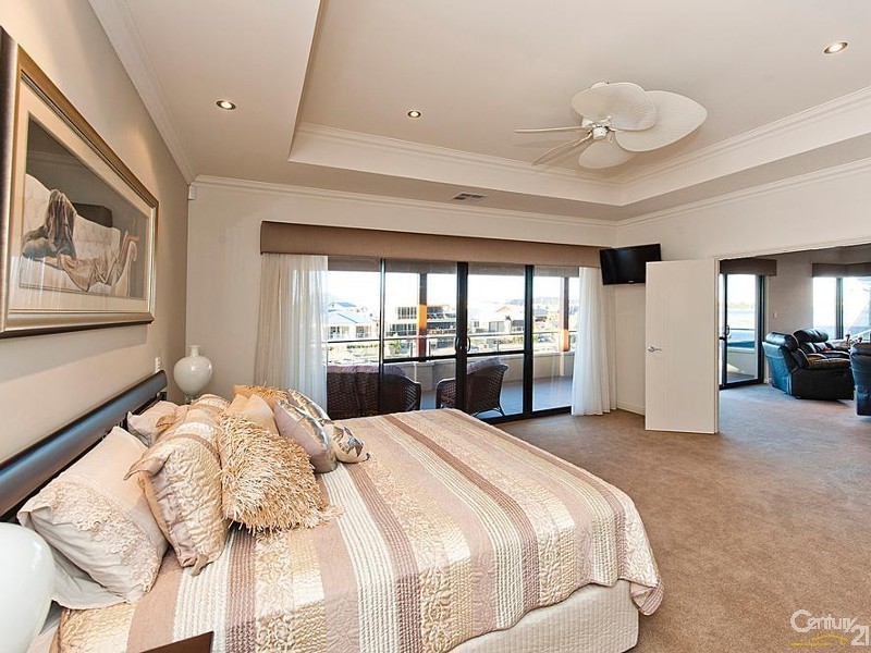 18 Brindabella Crescent, Halls Head WA 6210