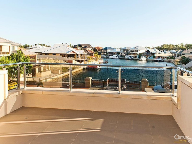 18 Brindabella Crescent, Halls Head WA 6210