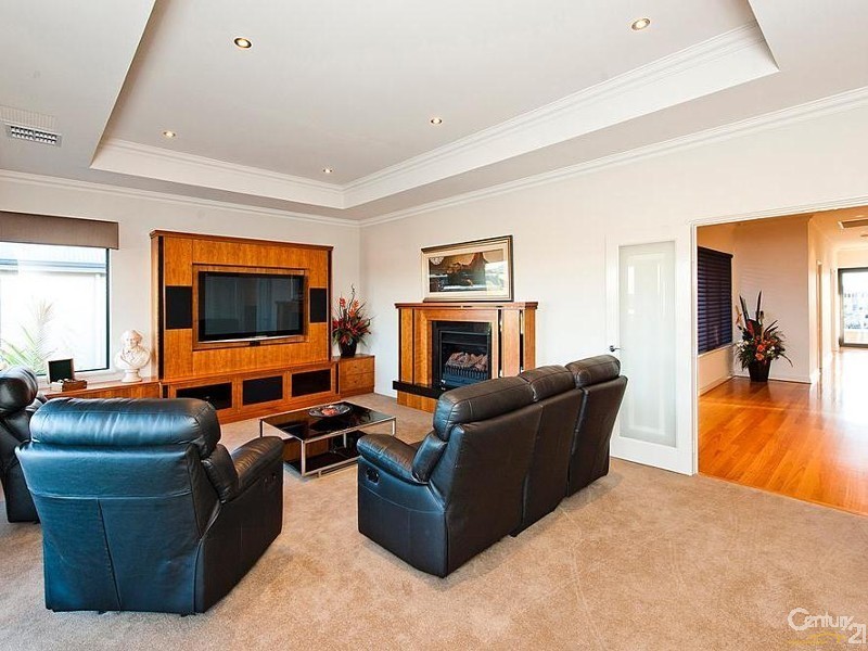 18 Brindabella Crescent, Halls Head WA 6210