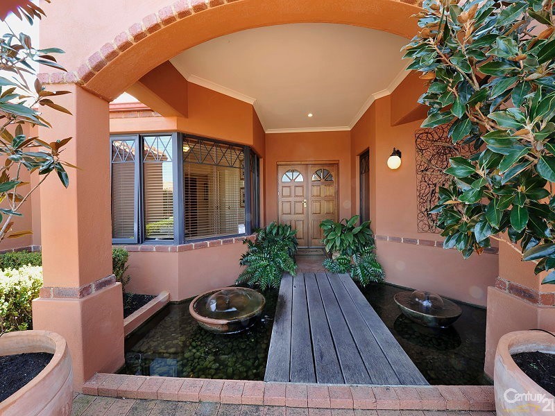 16 Eunamara Retreat, Halls Head WA 6210