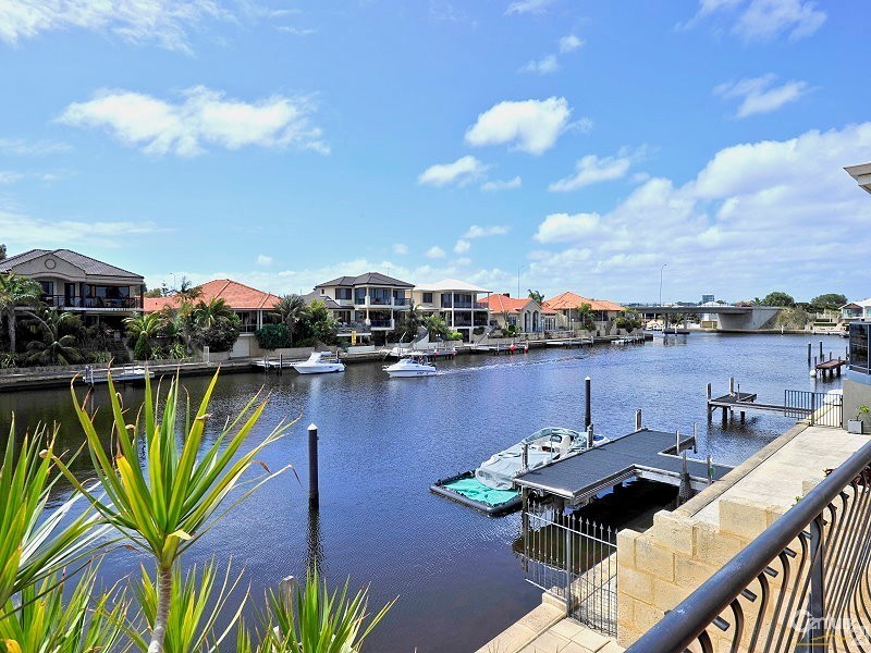 16 Eunamara Retreat, Halls Head WA 6210