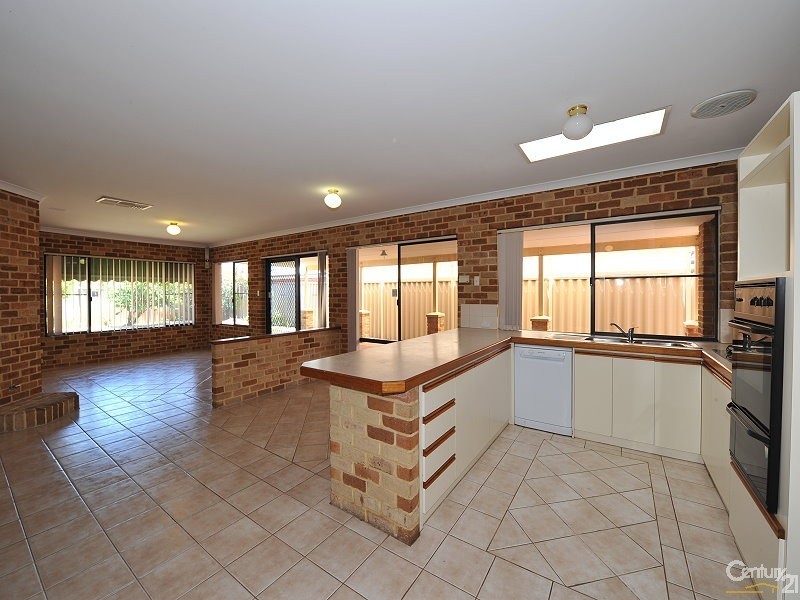 13 Lilac Green, Halls Head WA 6210