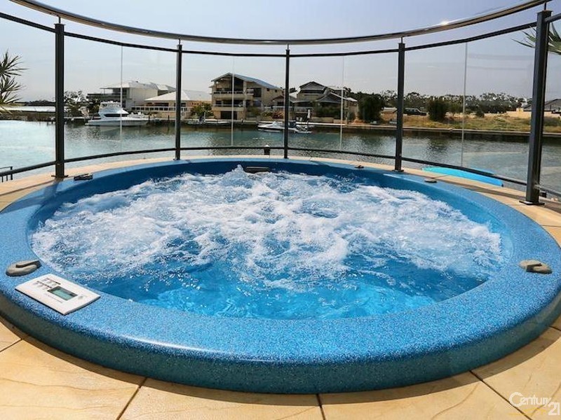 10 Brindabella Crescent, Halls Head WA 6210