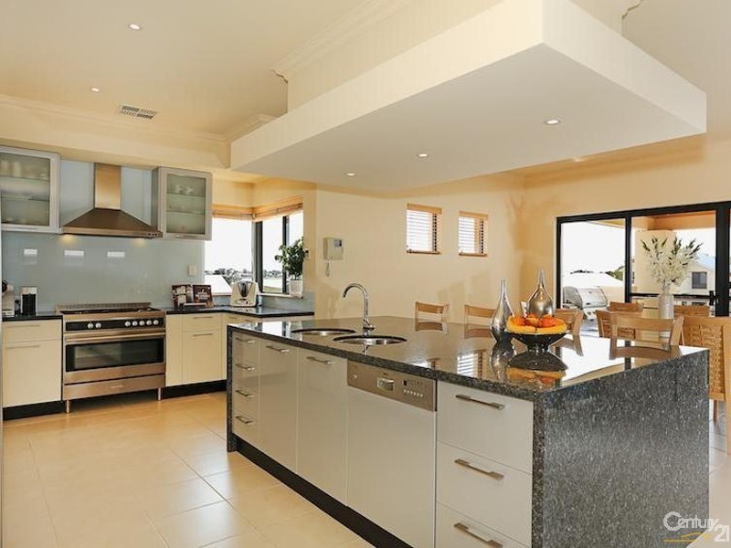 10 Brindabella Crescent, Halls Head WA 6210