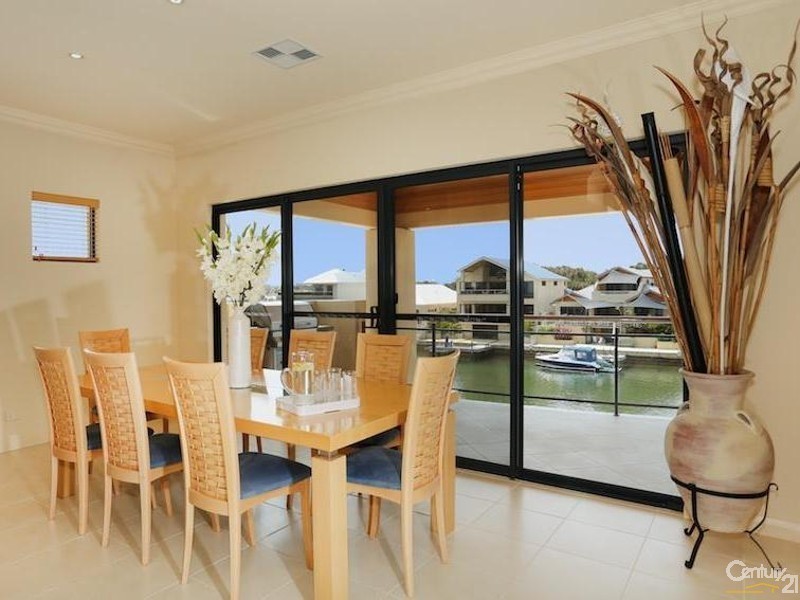 10 Brindabella Crescent, Halls Head WA 6210