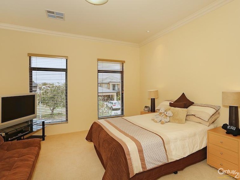 10 Brindabella Crescent, Halls Head WA 6210