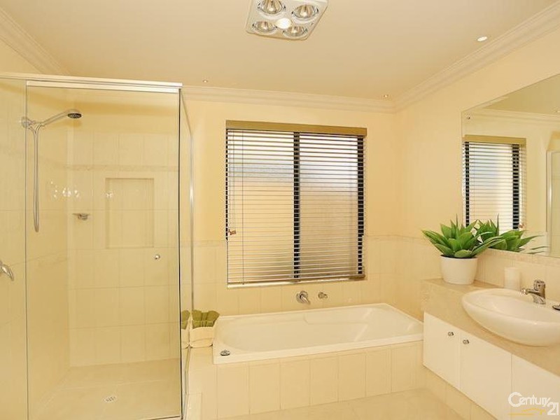 10 Brindabella Crescent, Halls Head WA 6210