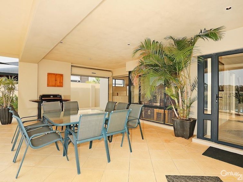 10 Brindabella Crescent, Halls Head WA 6210