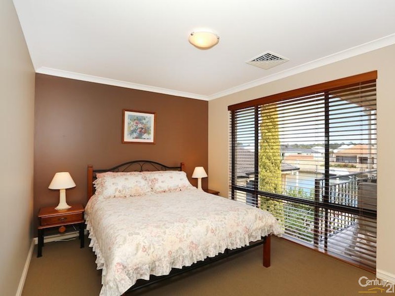 17 Starfire Close, Halls Head WA 6210