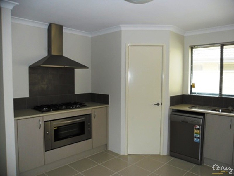 9 Burrill Rest, Lakelands WA 6180