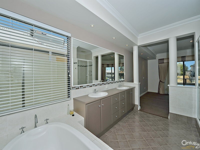 7 Ragamuffin Point, Halls Head WA 6210