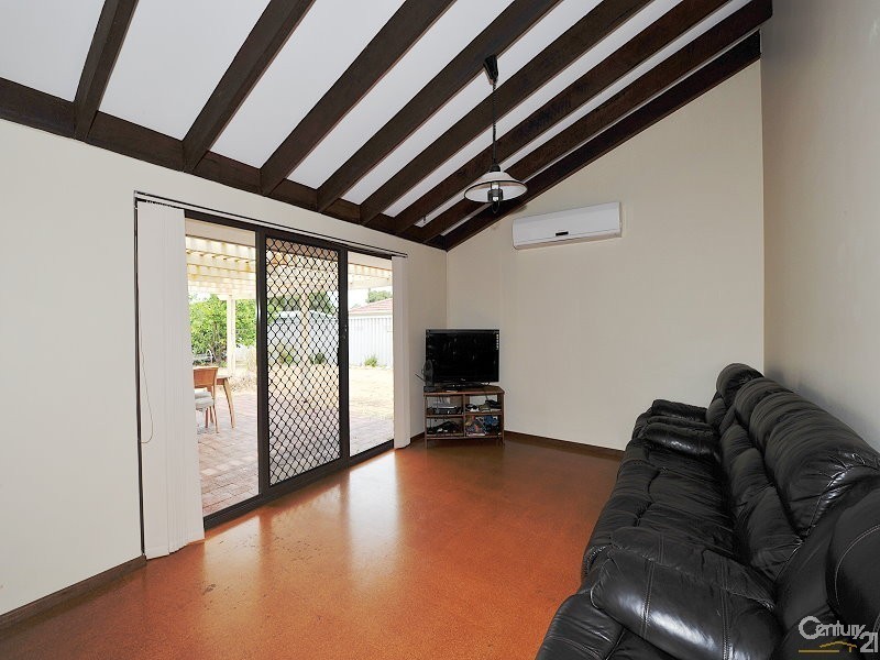 2 Kent Close, Halls Head WA 6210