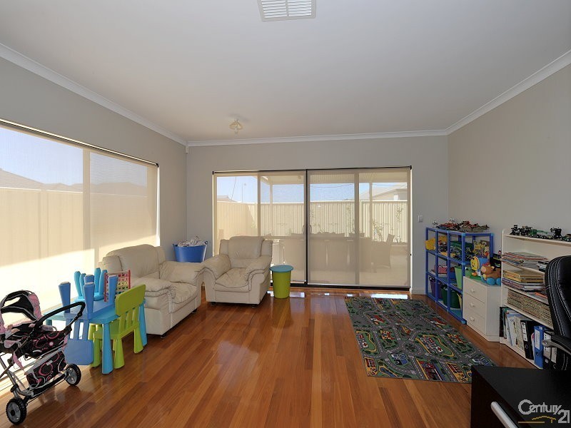 1 Lea Wynd, Lakelands WA 6180