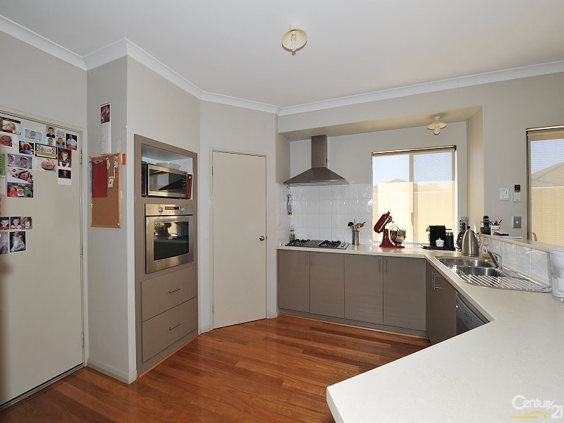 1 Lea Wynd, Lakelands WA 6180
