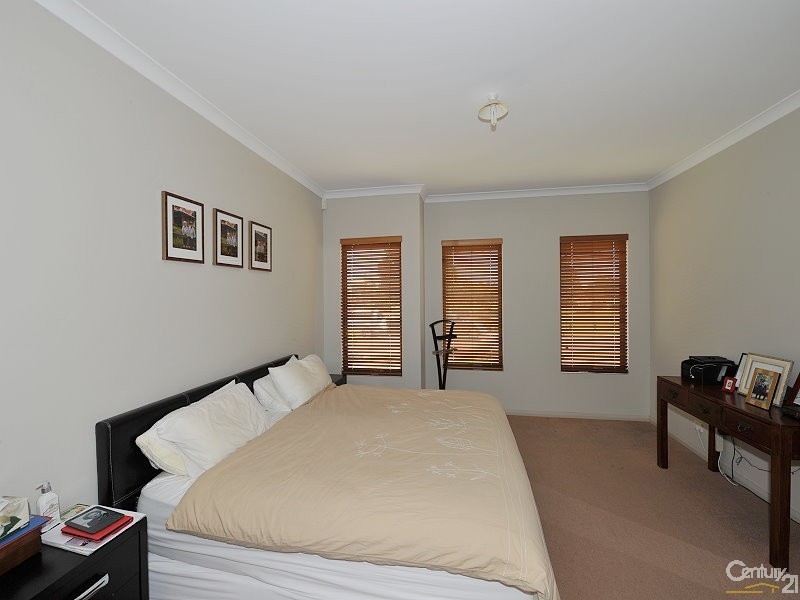 1 Lea Wynd, Lakelands WA 6180