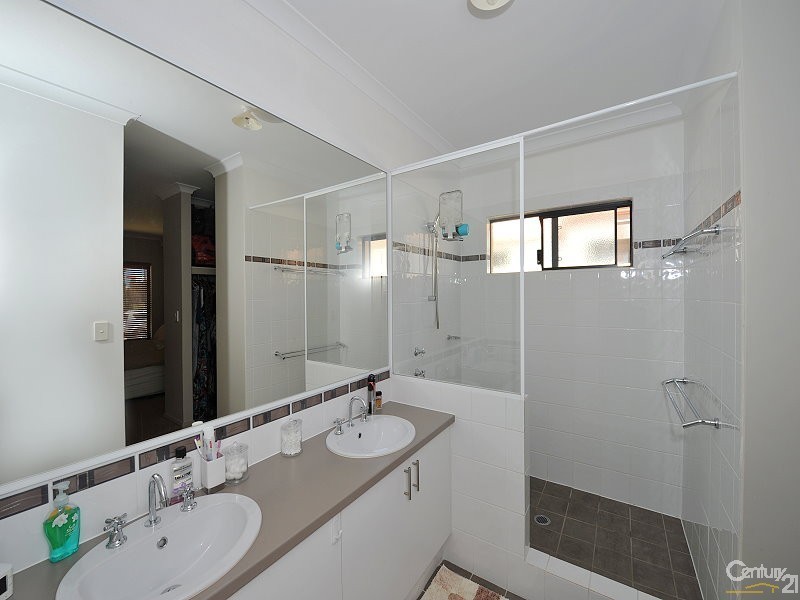 1 Lea Wynd, Lakelands WA 6180