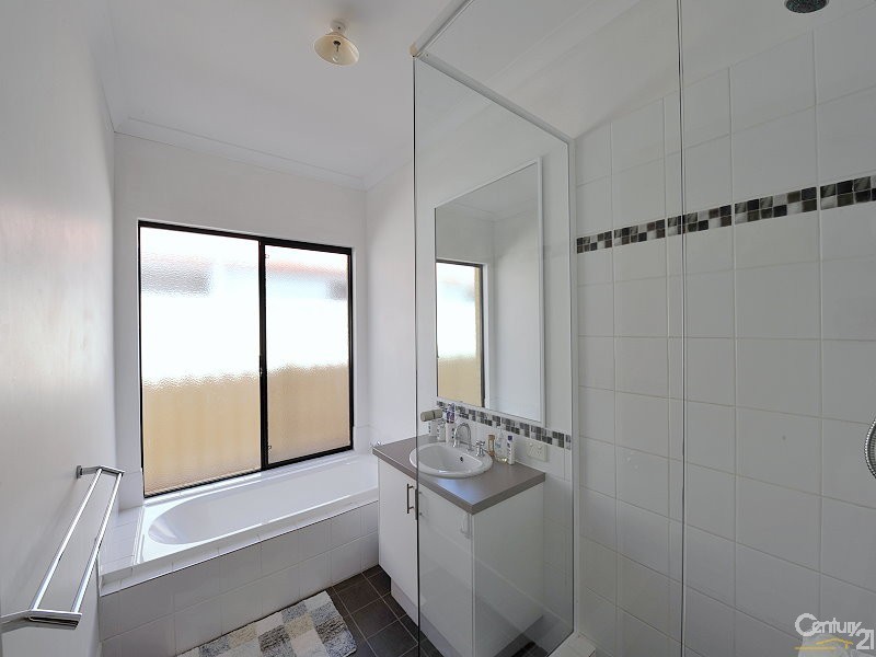 1 Lea Wynd, Lakelands WA 6180