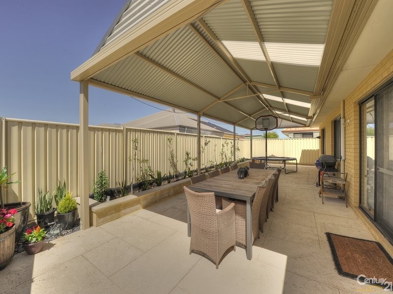 1 Lea Wynd, Lakelands WA 6180