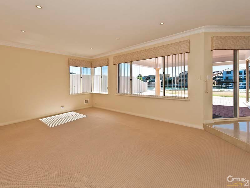 33 Santavea Mews, Halls Head WA 6210