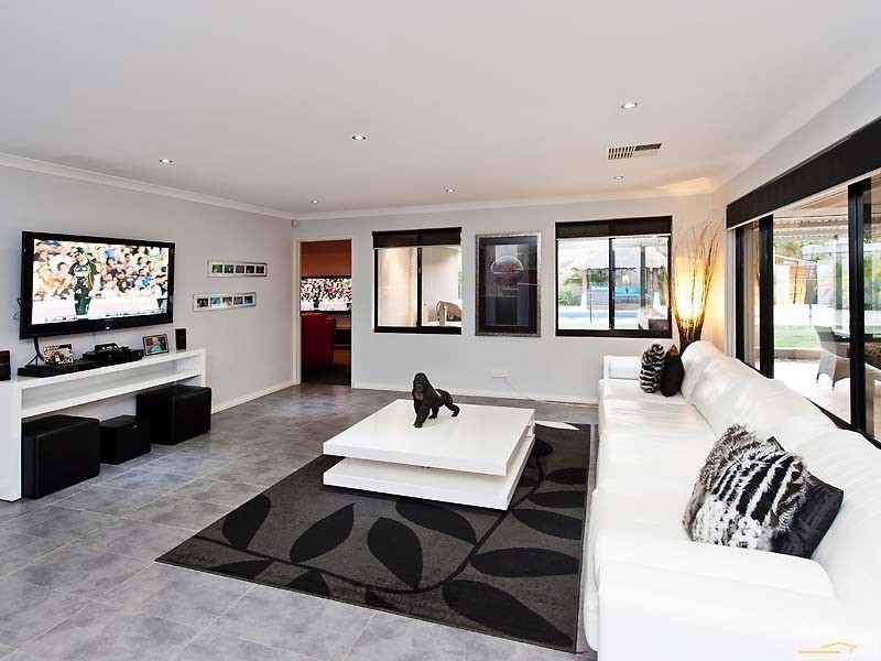 1 Riverina Avenue, Coodanup WA 6210