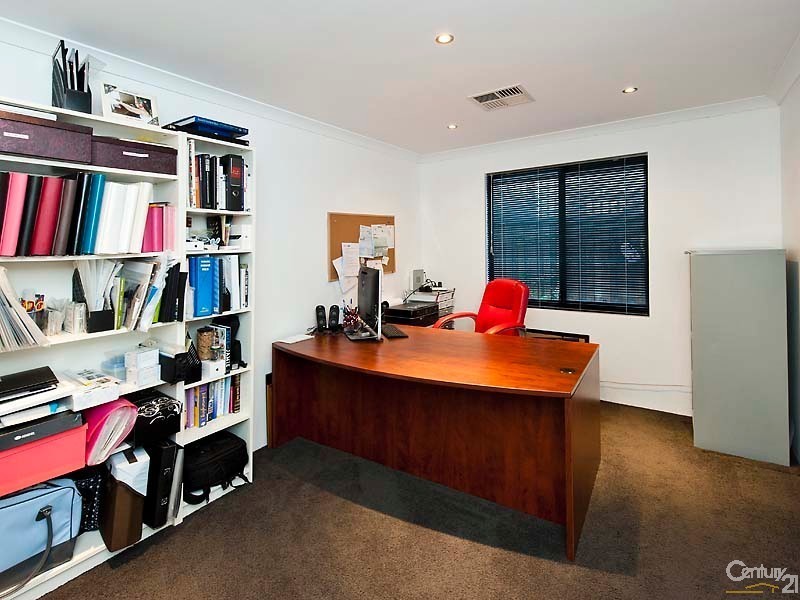 1 Riverina Avenue, Coodanup WA 6210