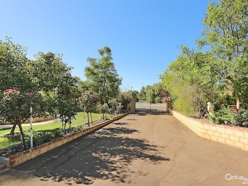 8 Jacaranda Drive, North Yunderup WA 6208