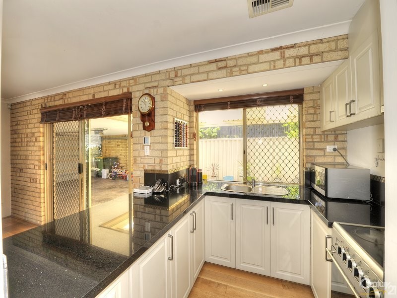 2/11 Darter Place, Halls Head WA 6210