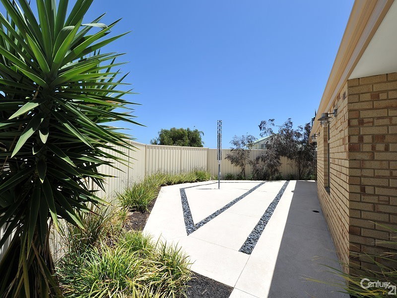 2/11 Darter Place, Halls Head WA 6210