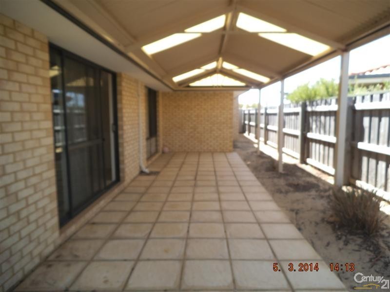 15 Whitegum Pass, Halls Head WA 6210
