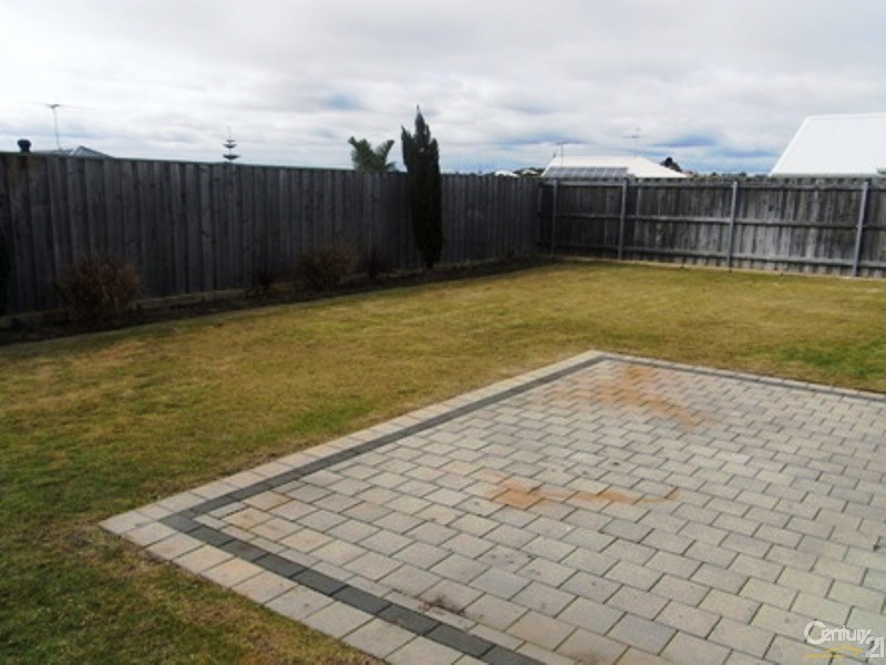 19 Grasshill Grange, Halls Head WA 6210